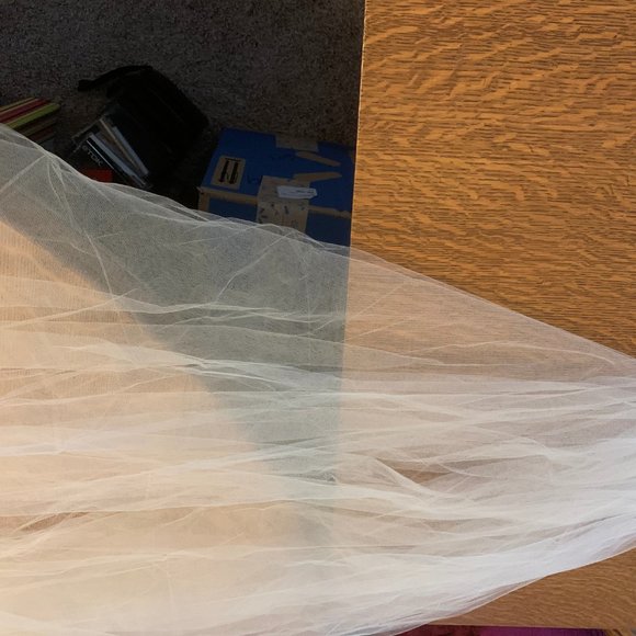 BRAND NEW Pretty long bridal veil in white color.